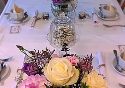 Tischdeko mit Sträußchen Beerentöne